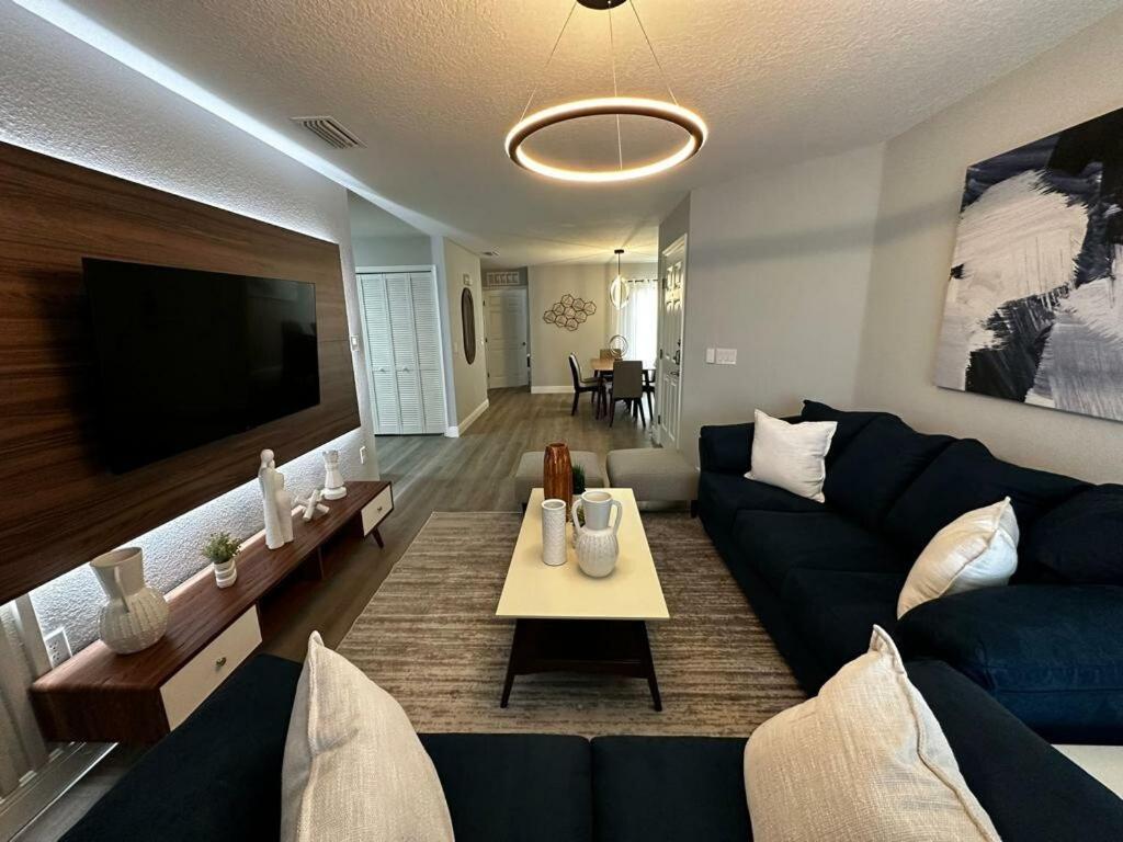 Apartment Cozy Near With 3 Bedrooms *